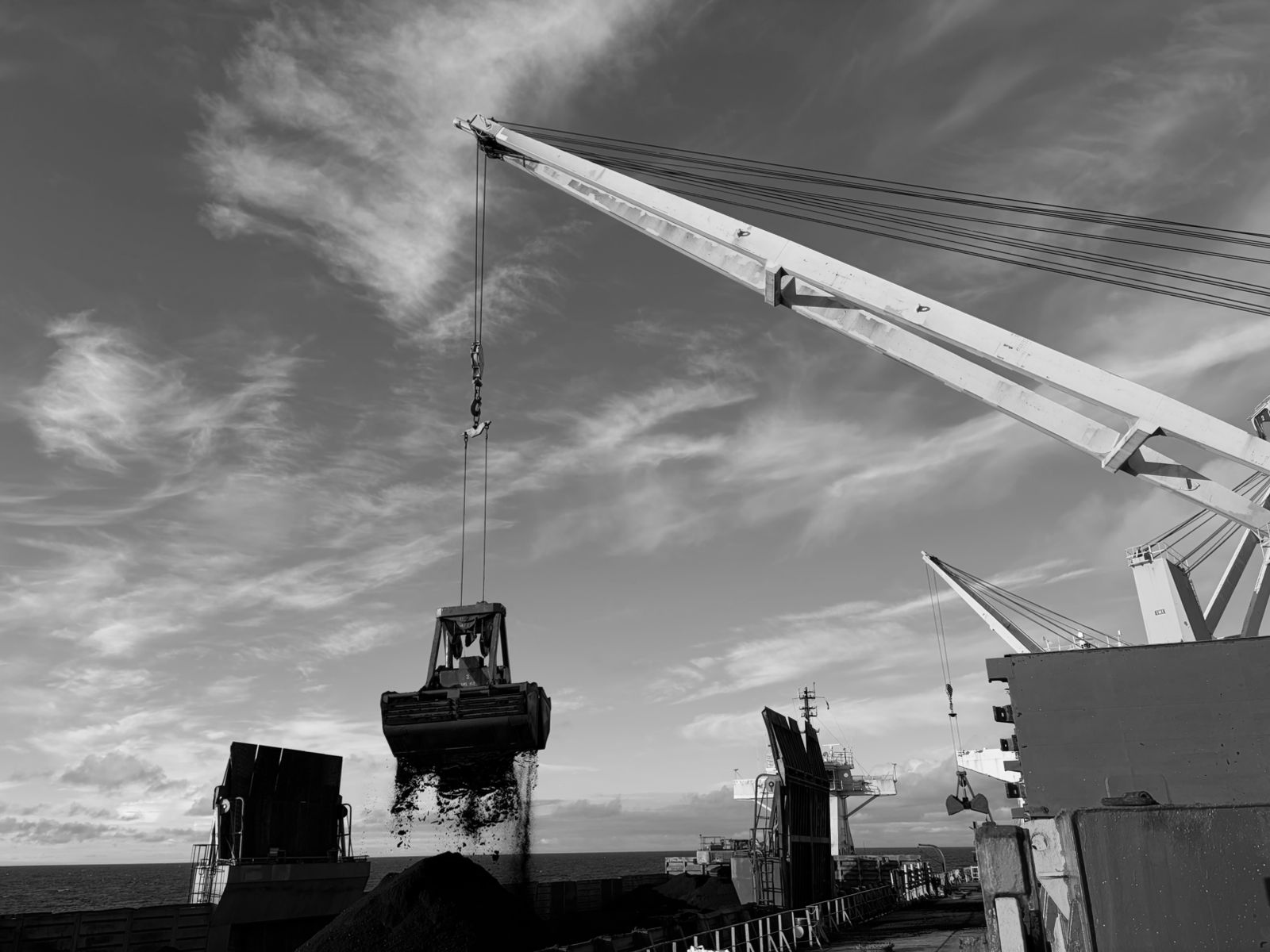 Grabs discharge bulk cargo from a vessel to barges at sea
